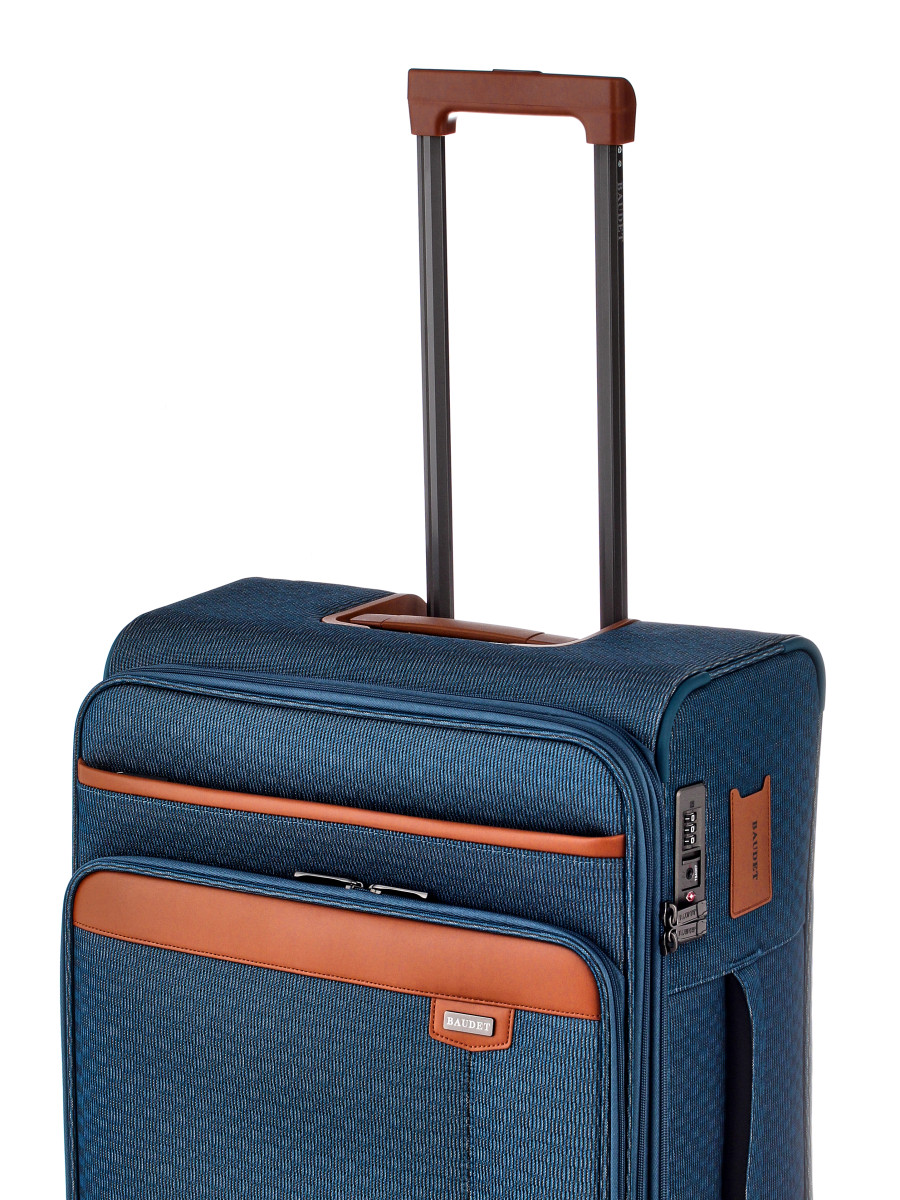 Чемодан на колесах средний М